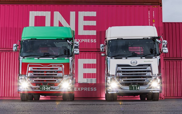 ライトをつけたタツミトランスポートのトラクターヘッド