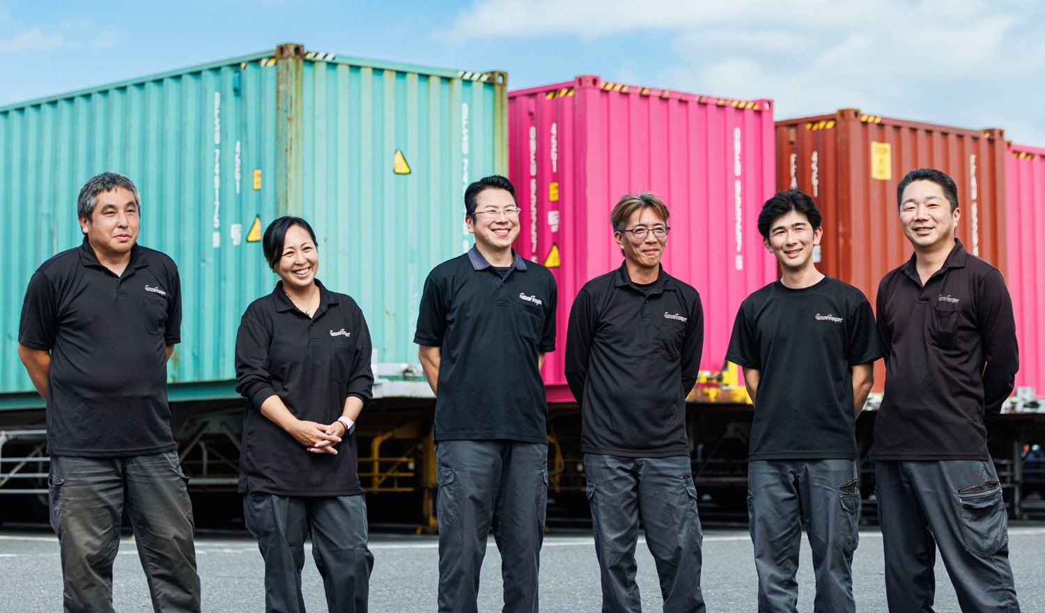 笑顔で談笑するタツミトランスポートのドライバー達