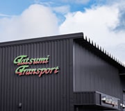 タツミトランスポートの外壁のロゴ