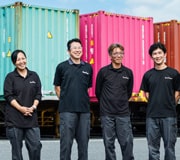 笑顔で談笑するタツミトランスポートのドライバー達