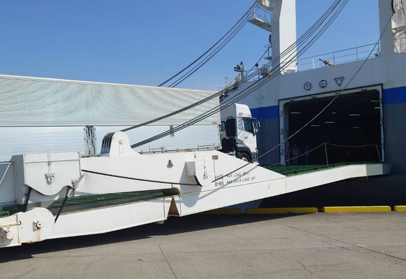 RORO船に乗り込むタツミトランスポートのトレーラー