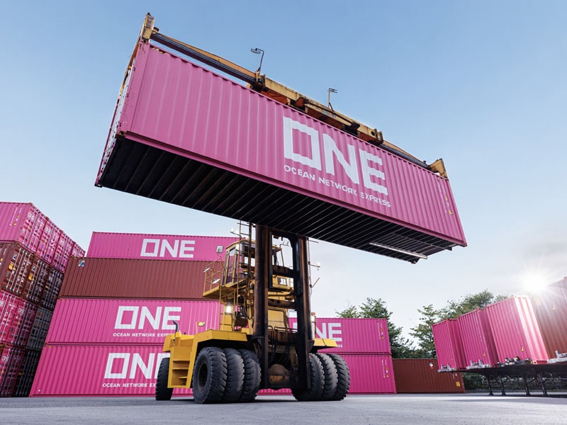 コンテナを持ち上げるタツミトランスポートのトップリフター