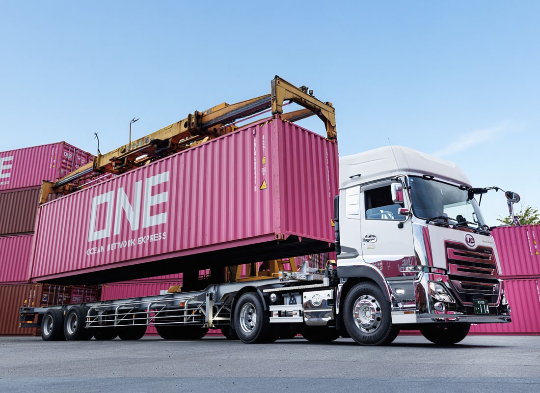 コンテナを載せるタツミトランスポートのトレーラー