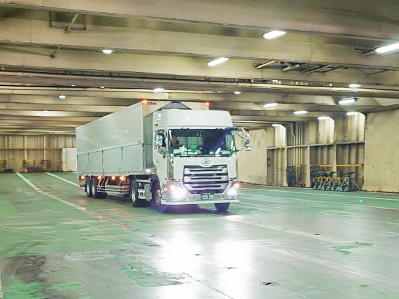 RORO船内を走行するタツミトランスポートのトレーラー