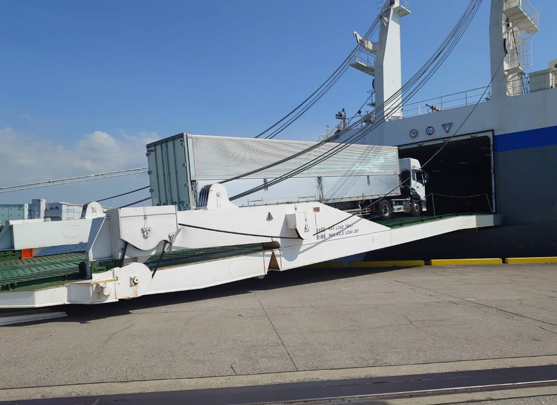 RORO船に乗り込むタツミトランスポートのトレーラー