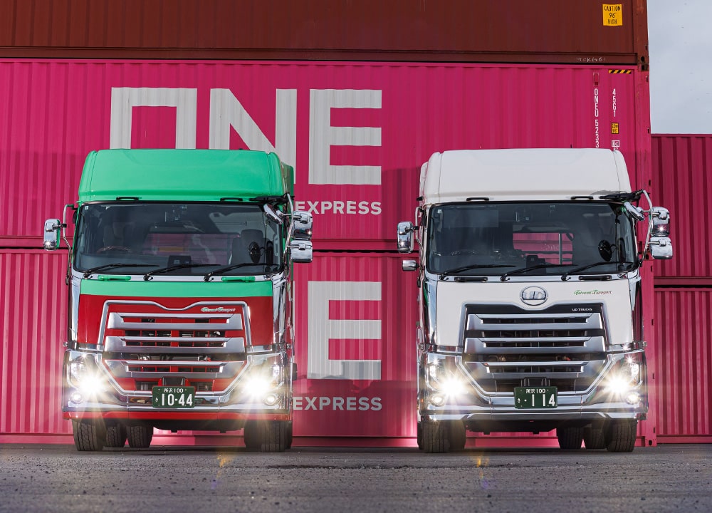 ライトをつけたタツミトランスポートのトラクターヘッド