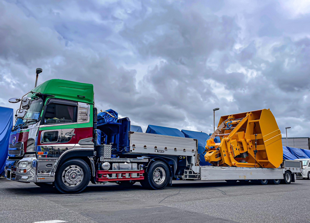 重量物を運ぶタツミトランスポートのトラクターヘッド