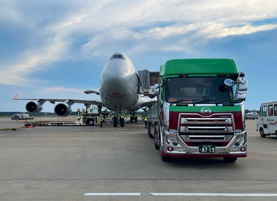 重量物を運ぶタツミトランスポートのトラクターヘッド