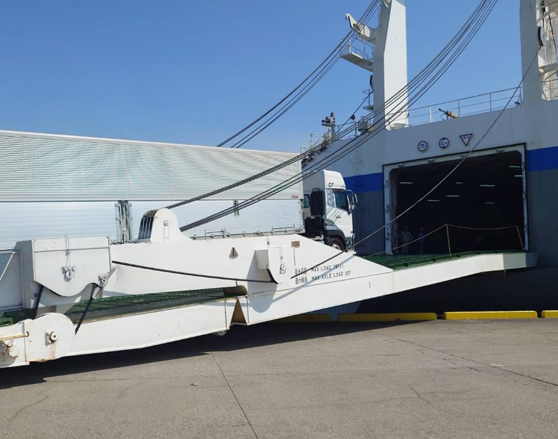 RORO船に乗り込むタツミトランスポートのトレーラー