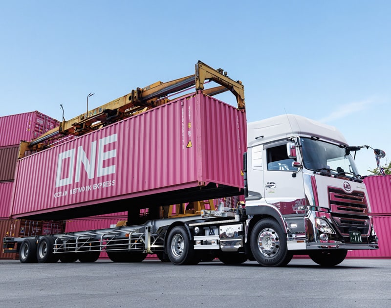 コンテナを載せるタツミトランスポートのトレーラー