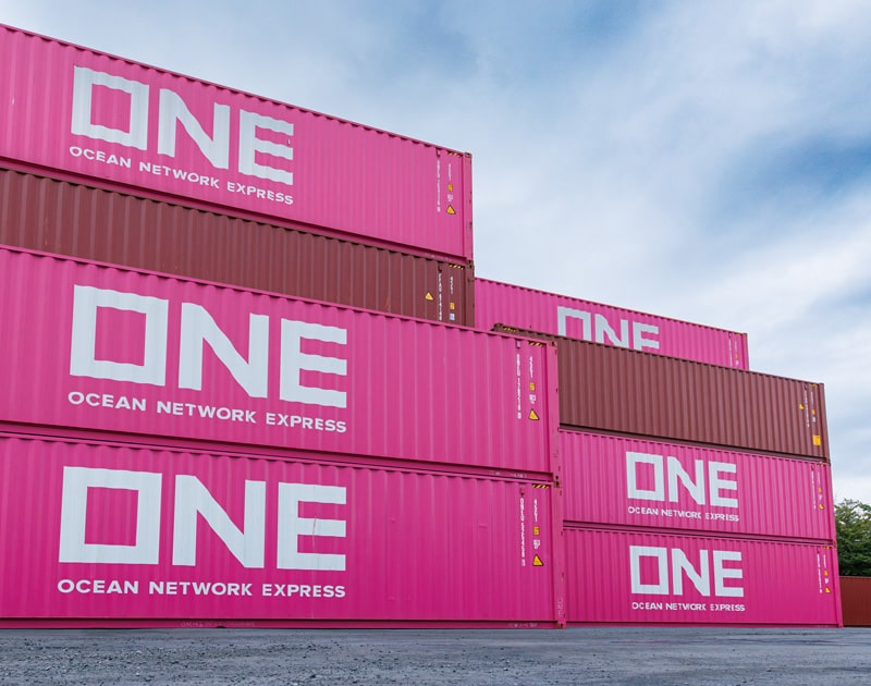 タツミトランスポートのインランドデポに積まれたコンテナ