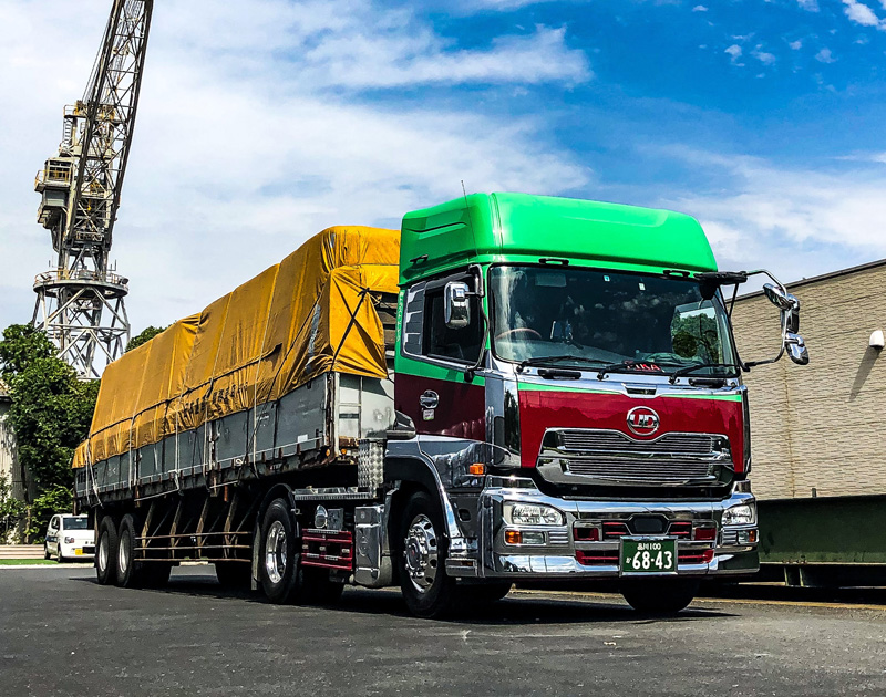 重量物を運ぶタツミトランスポートのトラクターヘッド