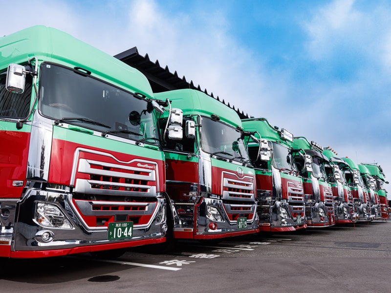 横一列に並ぶタツミトランスポートのトラクターヘッド