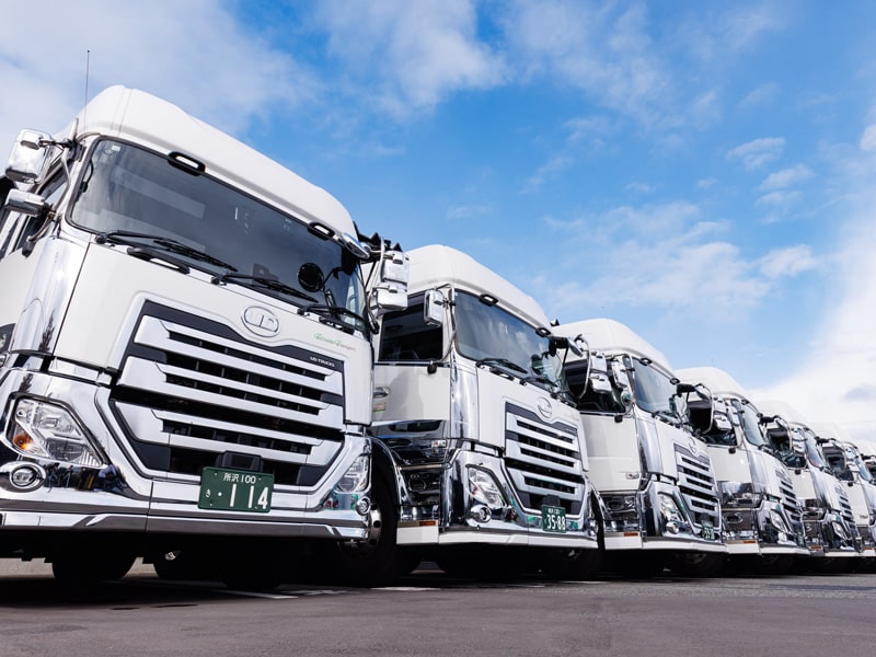 横一列に並ぶタツミトランスポートのトラクターヘッド