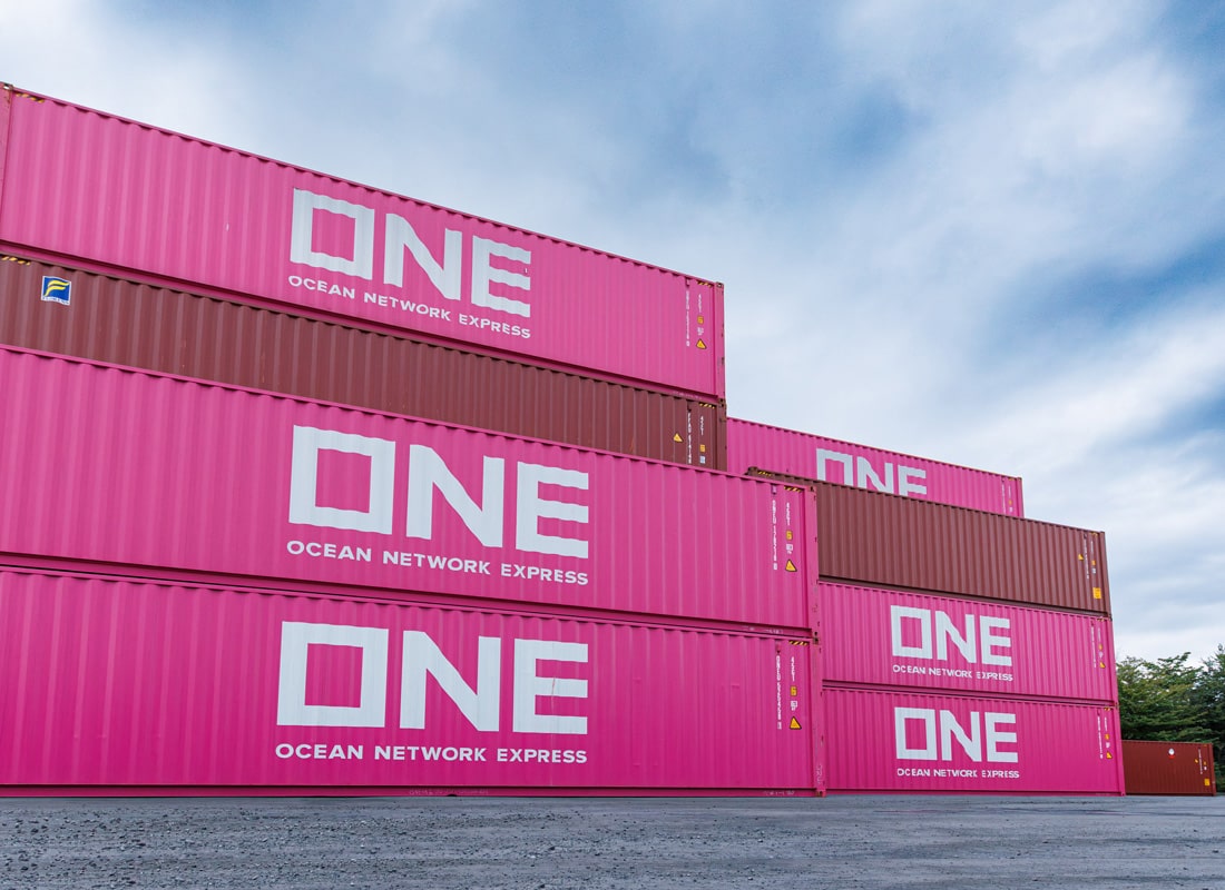 タツミトランスポートのインランドデポに積まれたコンテナ