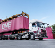 コンテナを載せるタツミトランスポートのトレーラー