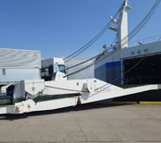 RORO船に乗り込むタツミトランスポートのトレーラー