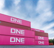 タツミトランスポートのインランドデポに積まれたコンテナ