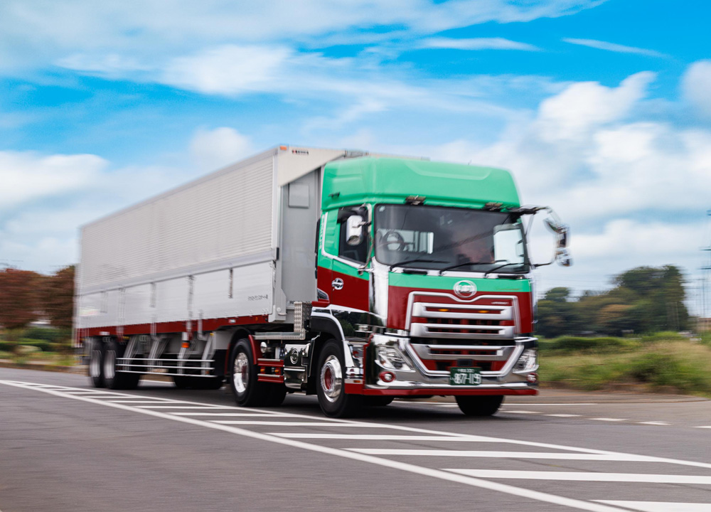 公道を走るタツミトランスポートの大型トラック