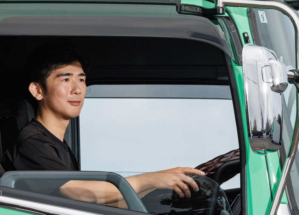 タツミトランスポートのドライバーがトレーラーを運転する様子