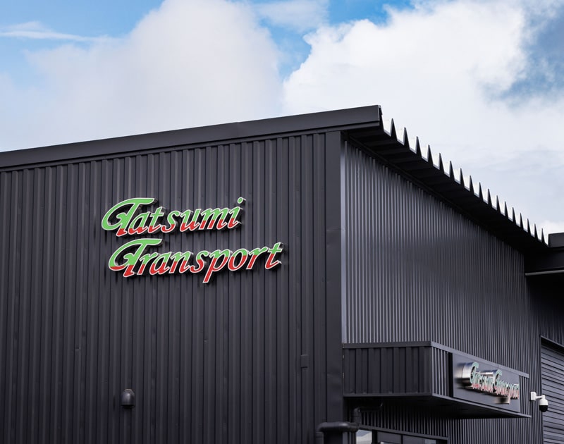 タツミトランスポートの外壁のロゴ