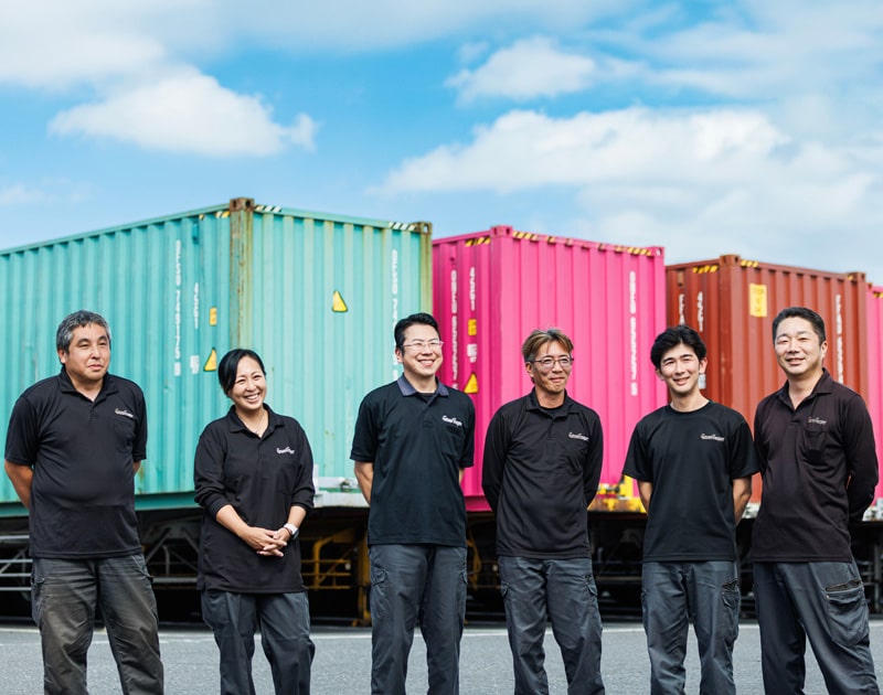 笑顔で談笑するタツミトランスポートのドライバー達