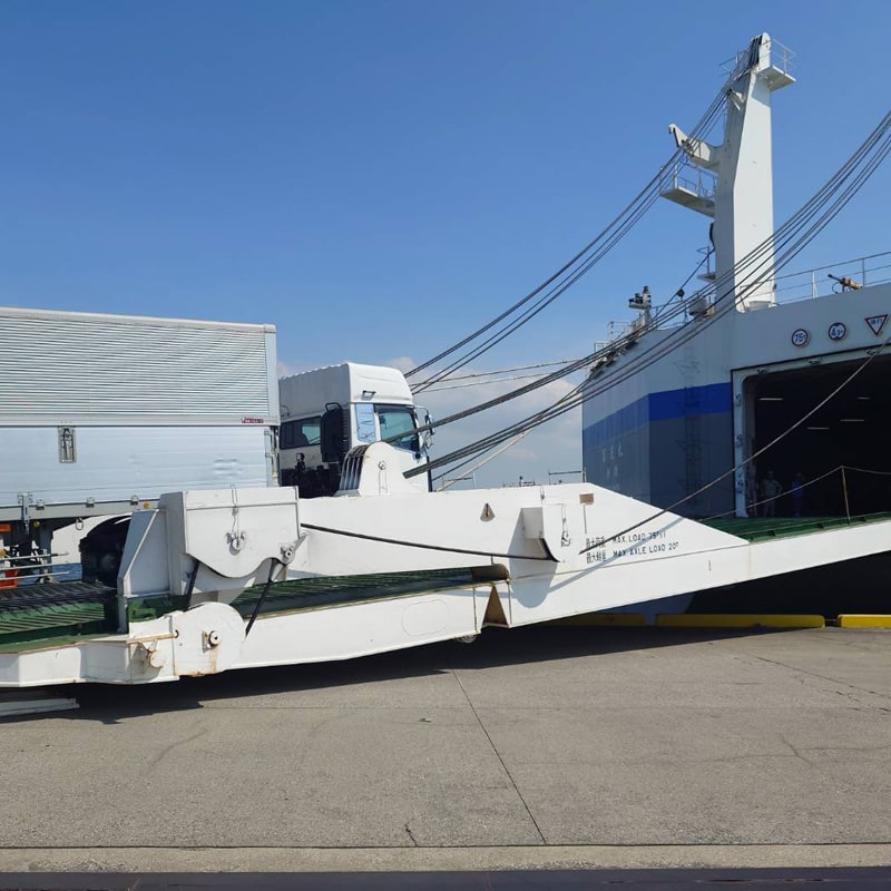 RORO船に乗り込むタツミトランスポートのトレーラー