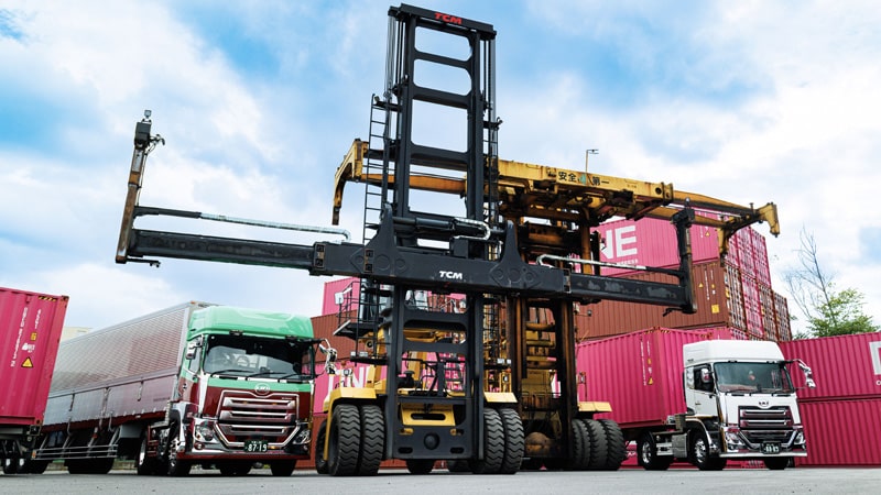 インランドデポにならぶタツミトランスポートのトップリフター・サイドスプレッター・トレーラー