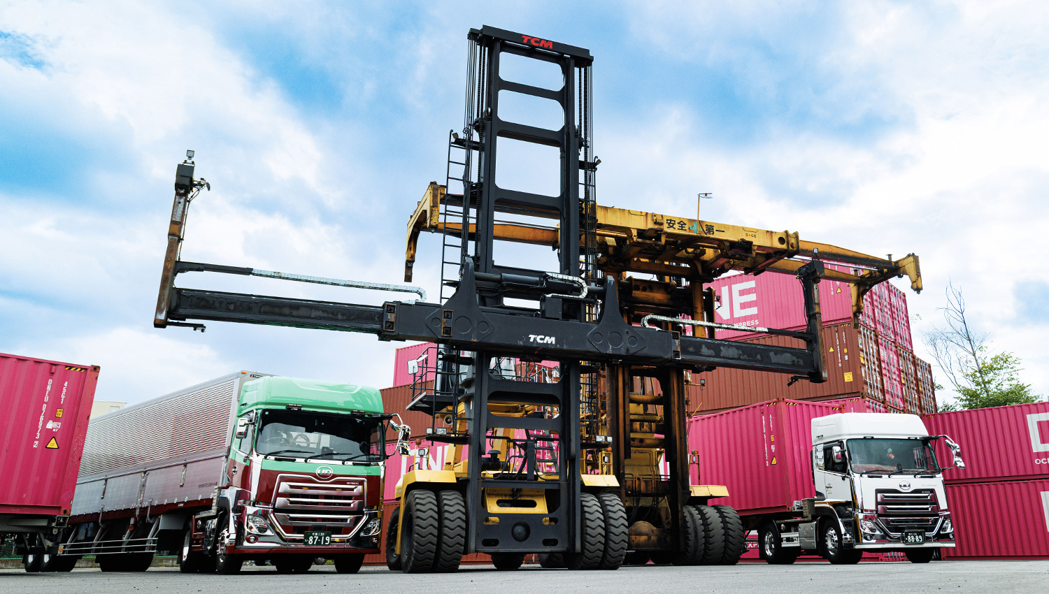 インランドデポにならぶタツミトランスポートのトップリフター・サイドスプレッター・トレーラー